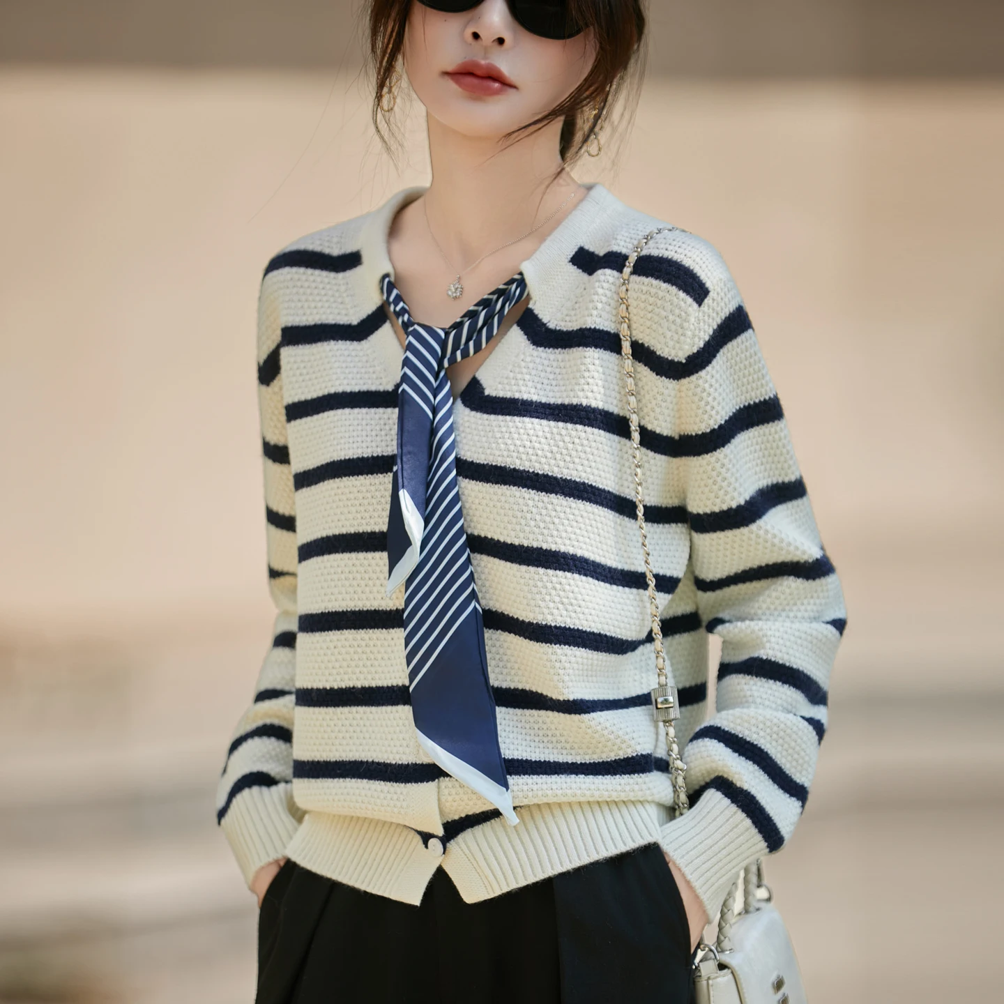 

Корейский ранний осенний дизайн, вязаный кардиган в полоску с длинными рукавами и круглым вырезом, темпераментное осеннее пальто для женщин