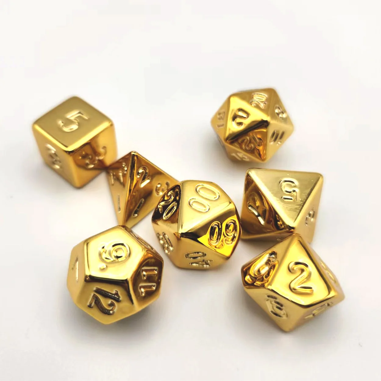 Set di dadi elettrolitici da 7 pezzi disponibili in 6 colori: rosso, rosa, giallo, bronzo, bianco argento e blu