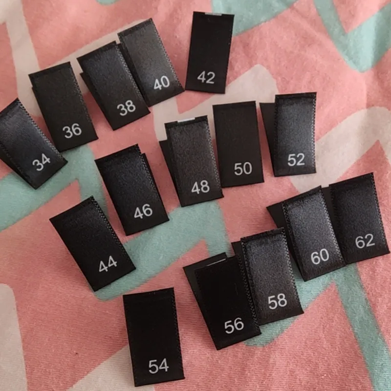 50 Uds. Etiquetas de tamaño satinado negro para ropa número 34 36 38 40 42 44 46 48 50 52 54 56 58 60 62 fábrica de etiquetas de tallas de impresión