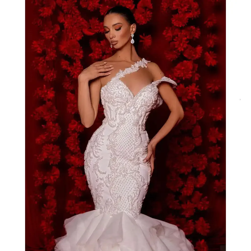 カスタムメイドの片方の肩が開いた光沢のあるビーズとスパンコールをあしらった豪華なブライダルドレス、スイープトレイン、ベスティドス・デ・ノビア、オーガンザティアードウェディングガウン