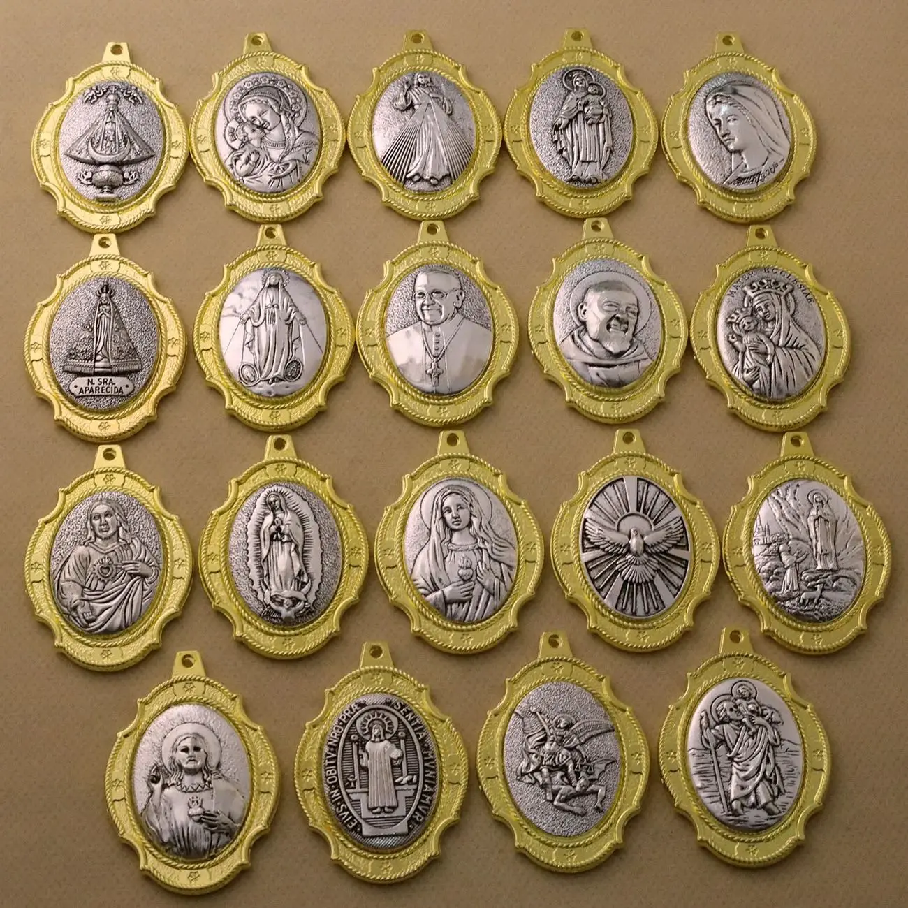 Medalla católica Milagrosa, colgantes de Nuestra Señora de Guadalupe, dijes de santos cristianos, collar DIY, accesorios de joyería, 5 uds.