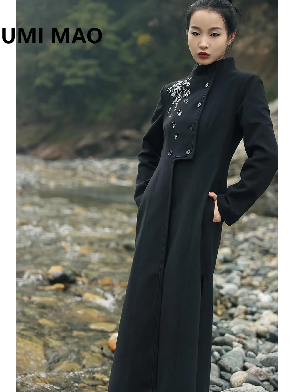 UMI MAO النمط الصيني وسادة الكتف معطف الصوف المرأة الشتاء البتلة التطريز الوقوف طوق دعوى طويلة معطف الإناث السوداء