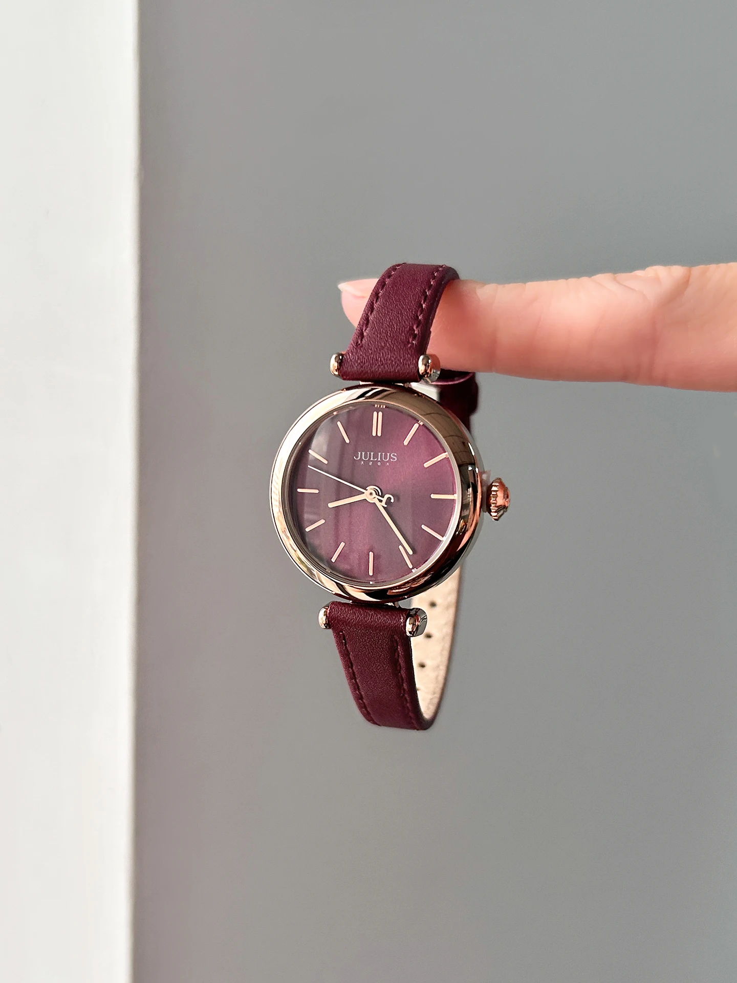 2025 نمط جديد StudentFriendly بسيط أنيق رائع صغير مستدير كوارتز ساعة نسائية. اسم العلامة التجارية الفاخرة ساعة نسائية. هدية