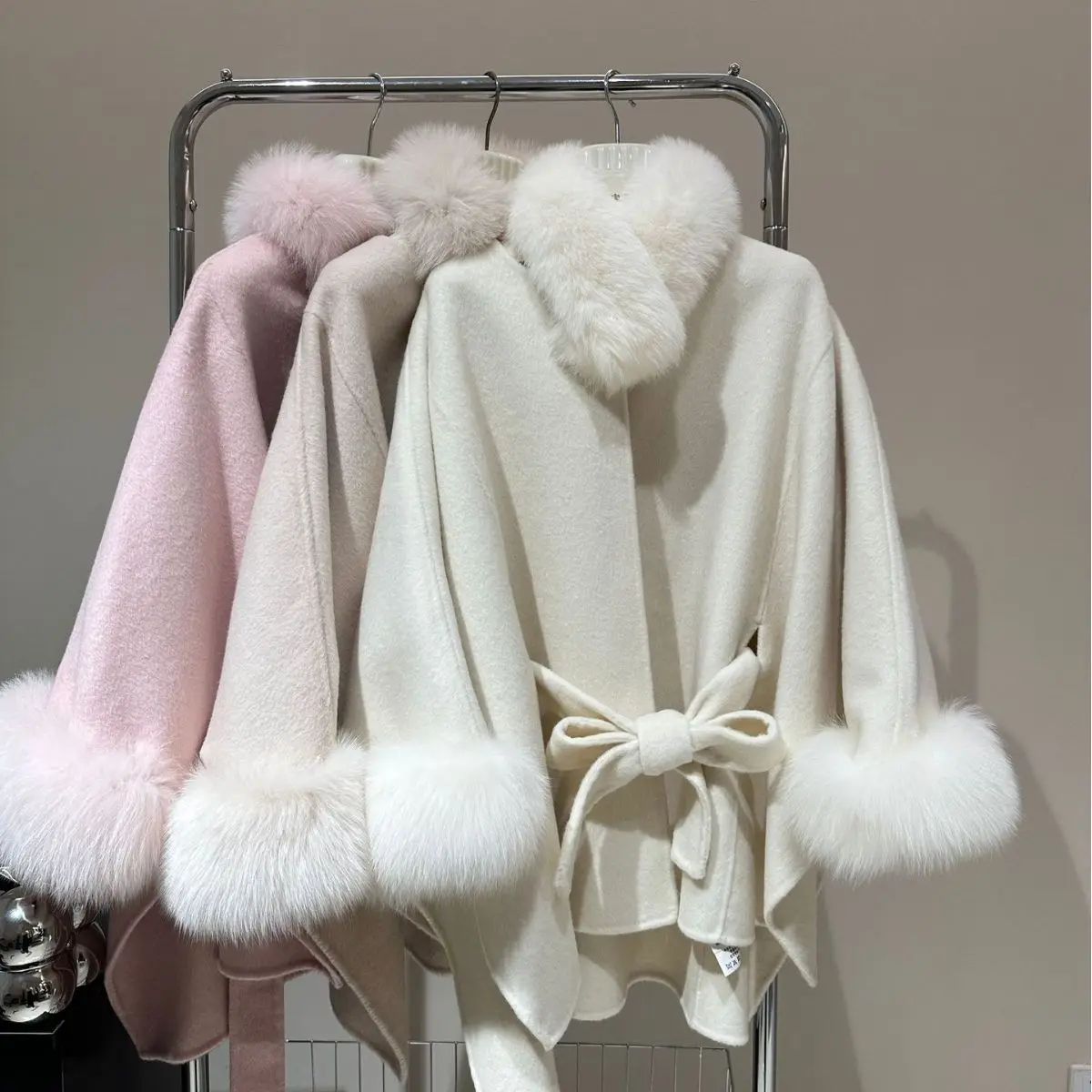 2023 Luxury Cashmere Poncho Blend Women Autumn Winter New Long Ribbon Cloak Real Fox Fur Batwing Sleeves Collar Woolen Coat