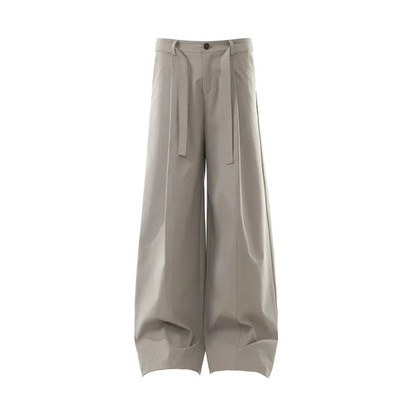 Beigefarbene, weit geschnittene Anzughose mit doppelten Trägern und drapiertem Schnitt für Herren – elegante Business-Casual-Hose mit entspannter Passform und geschwungenem Bein – modisch – Detail 12