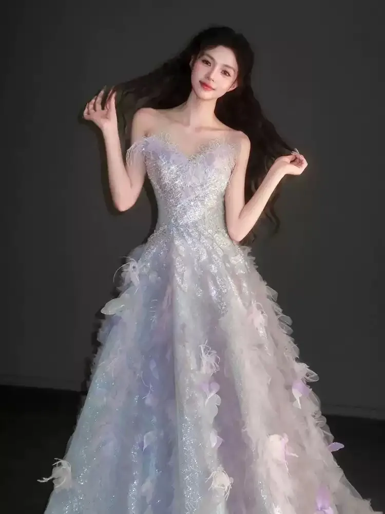 Auffälliges Abendkleid, glänzende Pailletten mit Schmetterlingen, Applikation mit Perlen, Ballkleid, Partykleider, Schnürung am Rücken