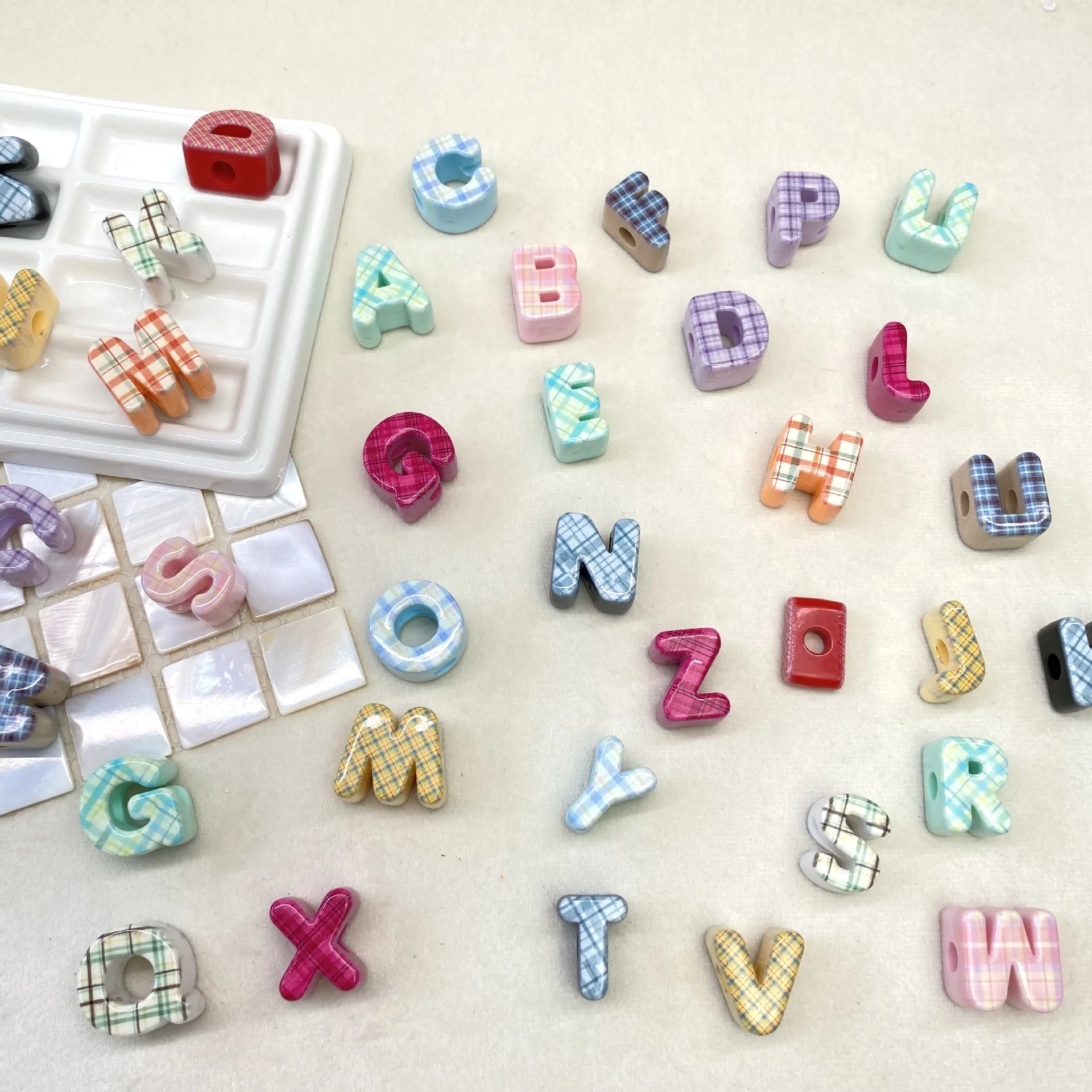 30/50/100 Stück/20 mm große Löcher Acryl Alphabet Buchstaben Perlen für DIY Telefon Kette Schlüsselanhänger Zubehör Materialien Lose Perlen – Detail 2