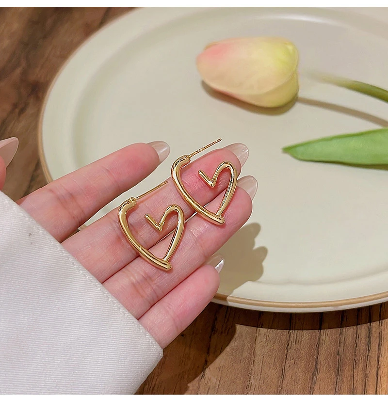 Fashion simple notch heart-shaped earrings for women Korean version of the trend of elegant hundred with pieces of party jewelry