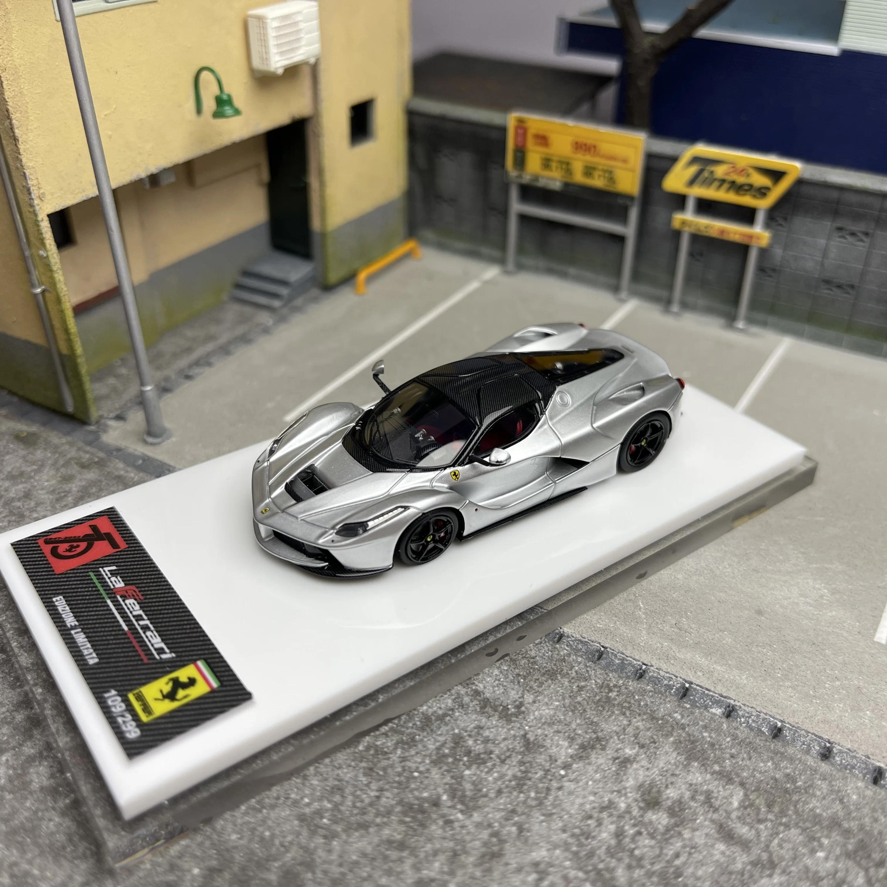 DMH 1:64 Laferrari Alloy Car Model Collection Souvenir Display Model Toy Gift