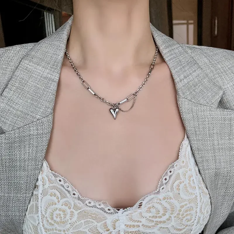 Design Sense Gold Stainless Steel Chain Heart Pendant Short Necklace Goth Girls Unusual Clavicle Chain Fashion Jewelry For Woman