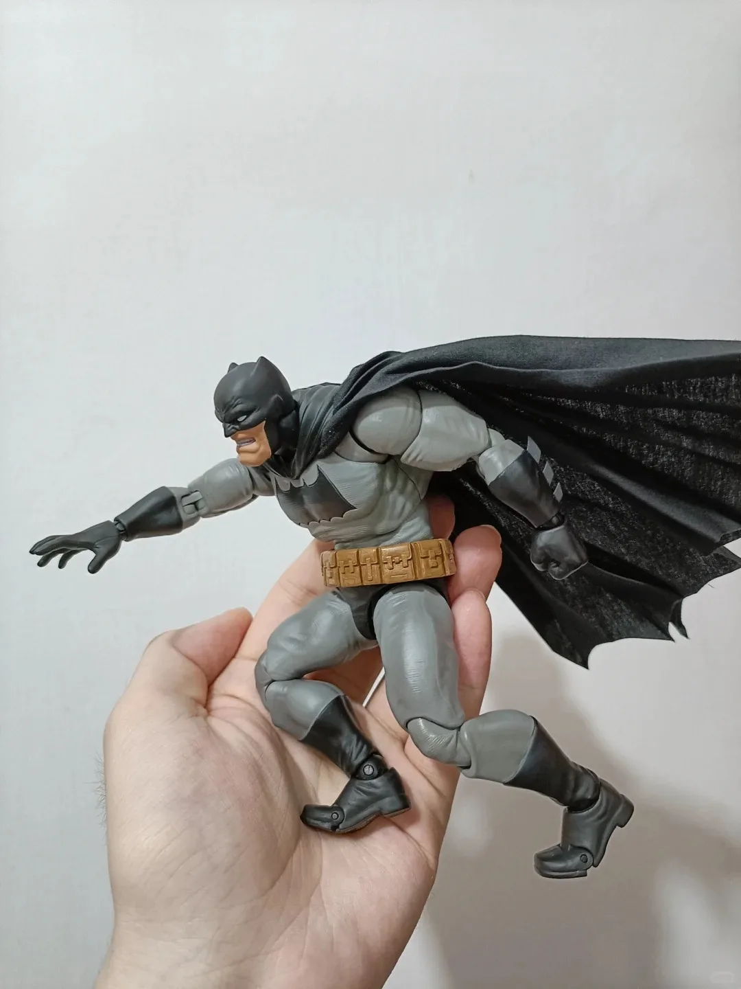 100% Original Mafex 106 Batman The Dark Knight Returns Marvel