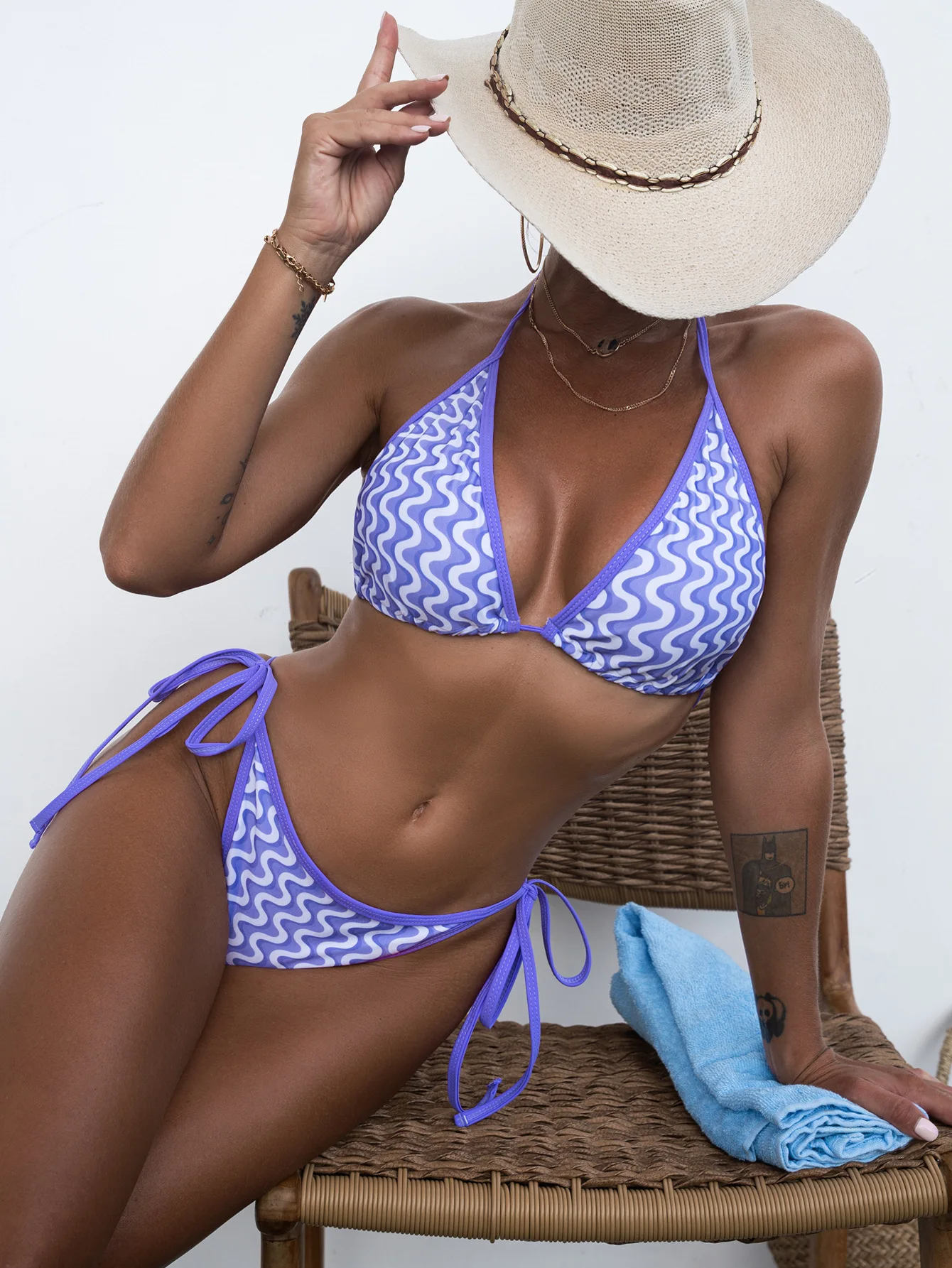 

Новый комплект бикини, треугольный купальник с завязками по бокам и сексуальным волнистым принтом, соблазнительные женские купальники в европейском и американском стиле