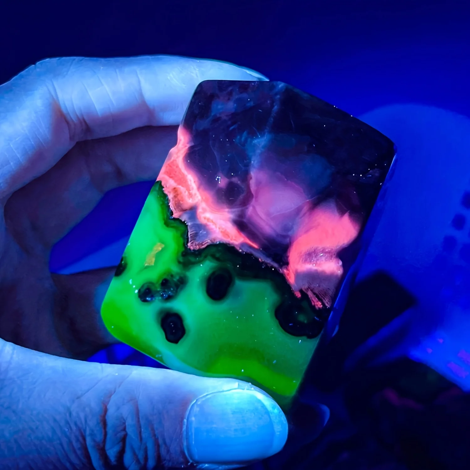 Fluorescent volcanic agate crystal reactive phosphorescent stone,green and red fluorescent raw stone specimens,suitable for home