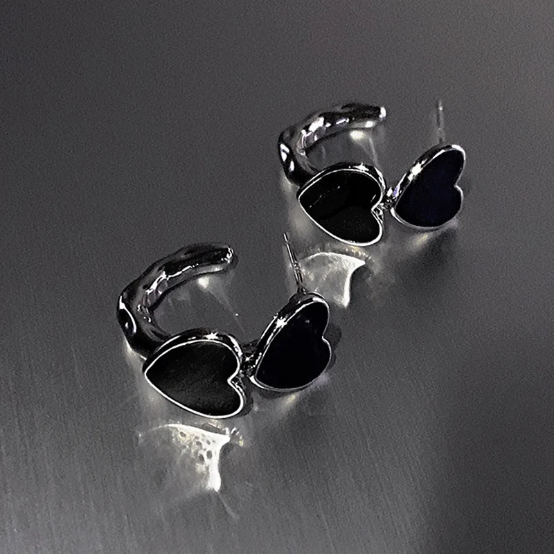 Vintage Goth Black Enamel Heart Stud Earrings for Women Fashion Sweet Hollow Metal C-Shaped Earrings Party Jewelry Aesthetic