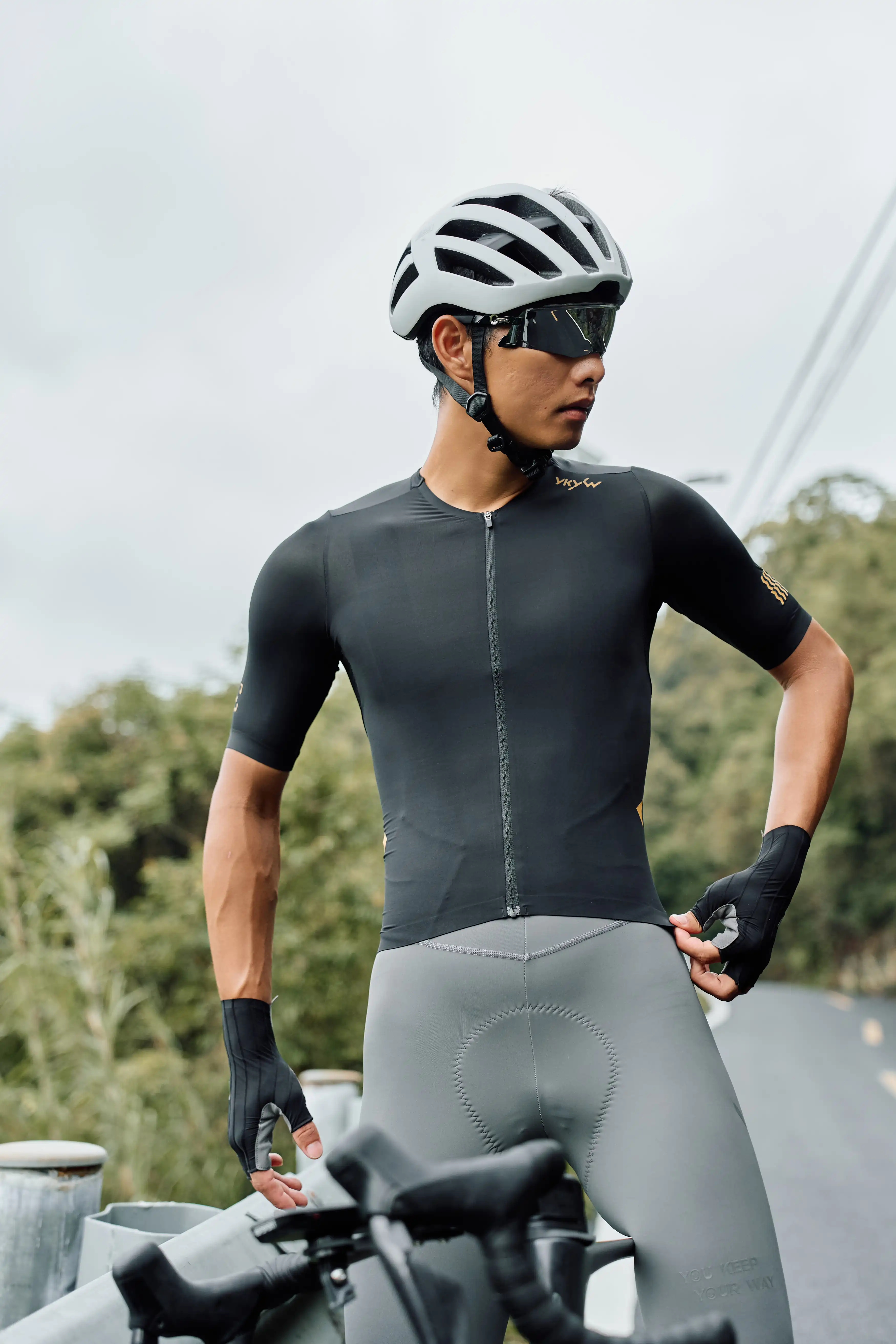 YKYWBIKE 2026 Sommer Herren Radtrikot Kragenlos Kurzarm Cool-Touch Rutschfest Schnelltrocknend Atmungsaktiv Rennrad MTB Oberteil – Detail 2