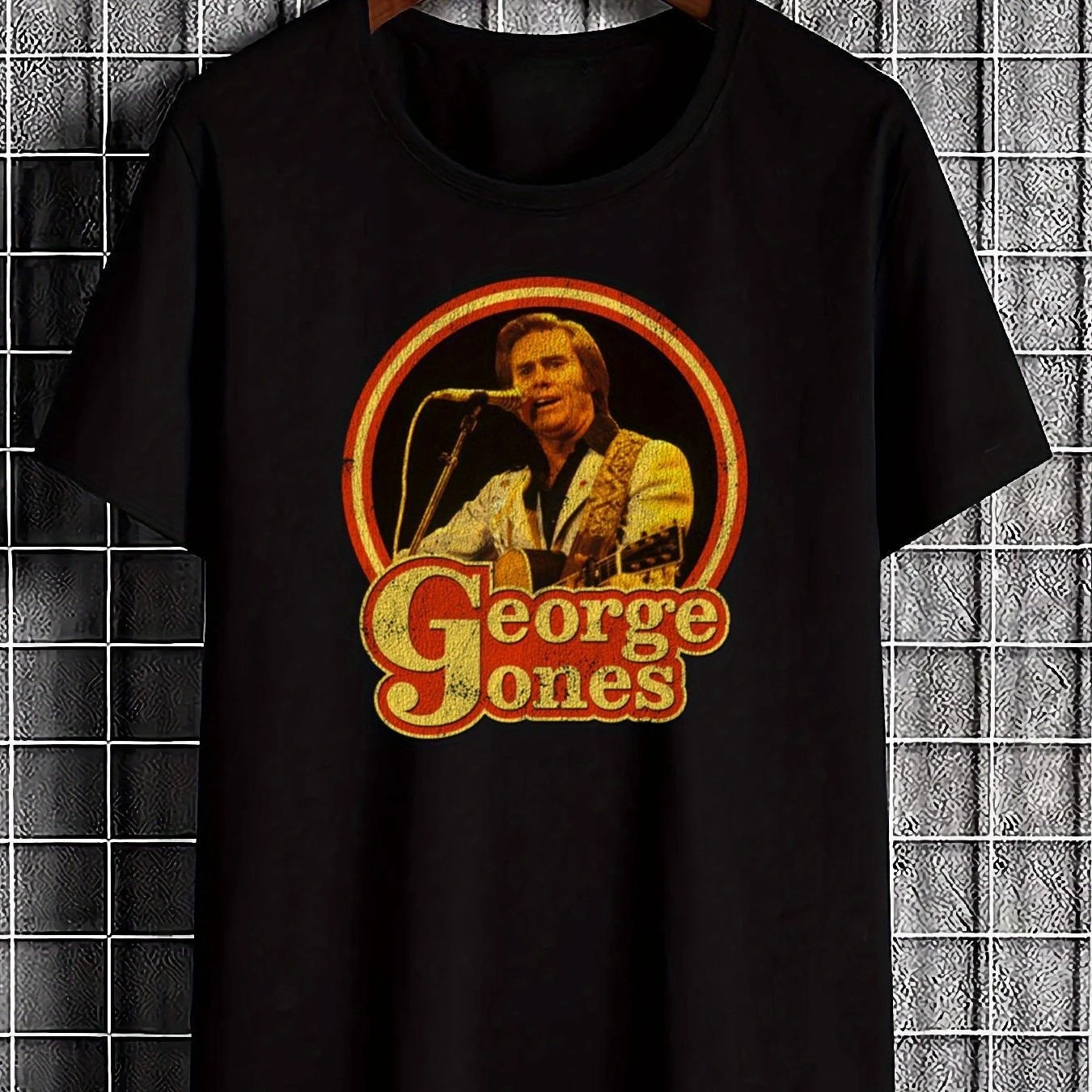 تي شيرت جورج جونز كونتري ميوزيك للرجال والنساء - أسود مع رسومات برتقالية - قماش ناعم مسامي - أسطورة كانتري فينتاج كونتري ليجند