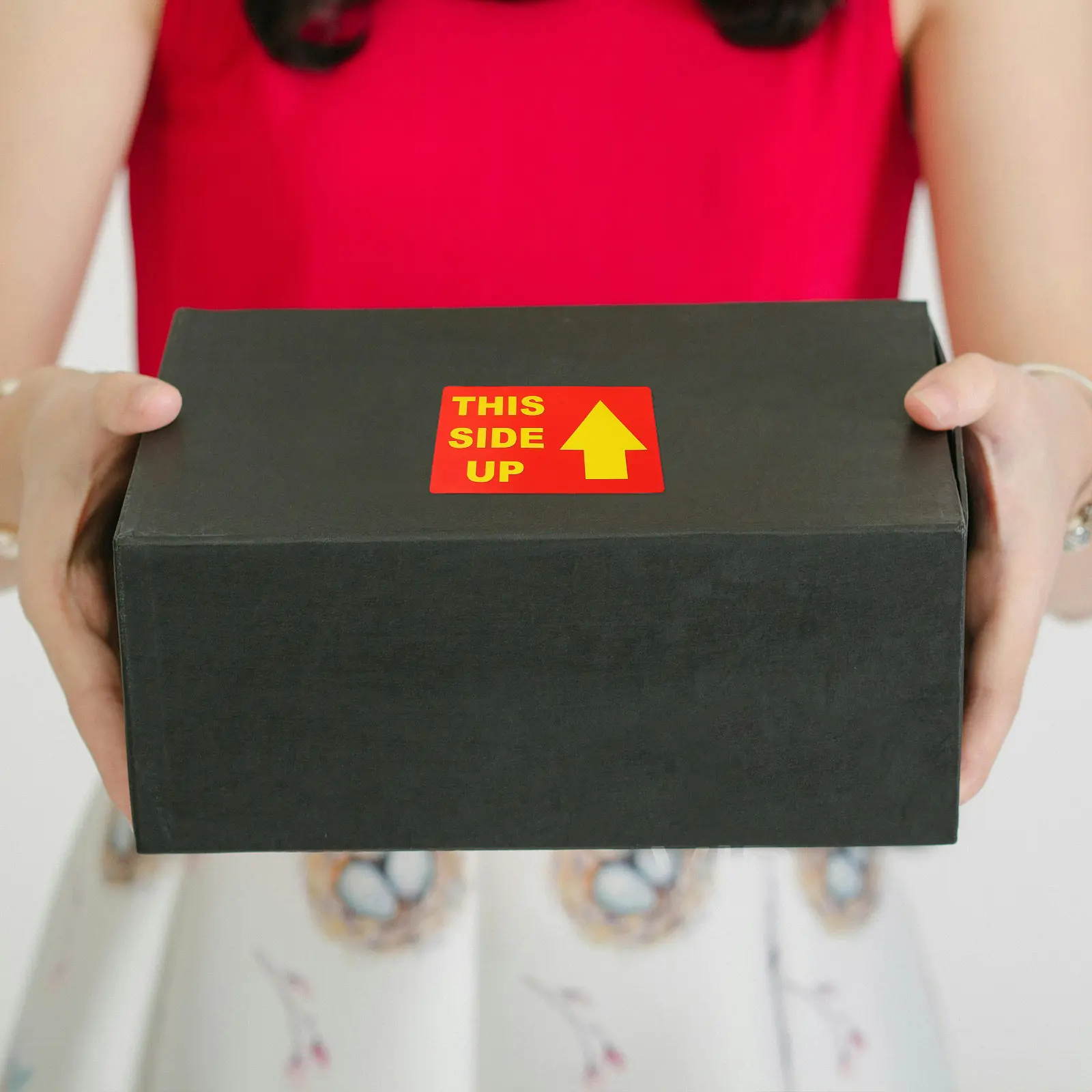 

1 рулон наклеек-предупреждений для доставки, предупреждающие этикетки для посылок, транспортировки, упаковки, ухода за грузами, самоклеящиеся наклейки