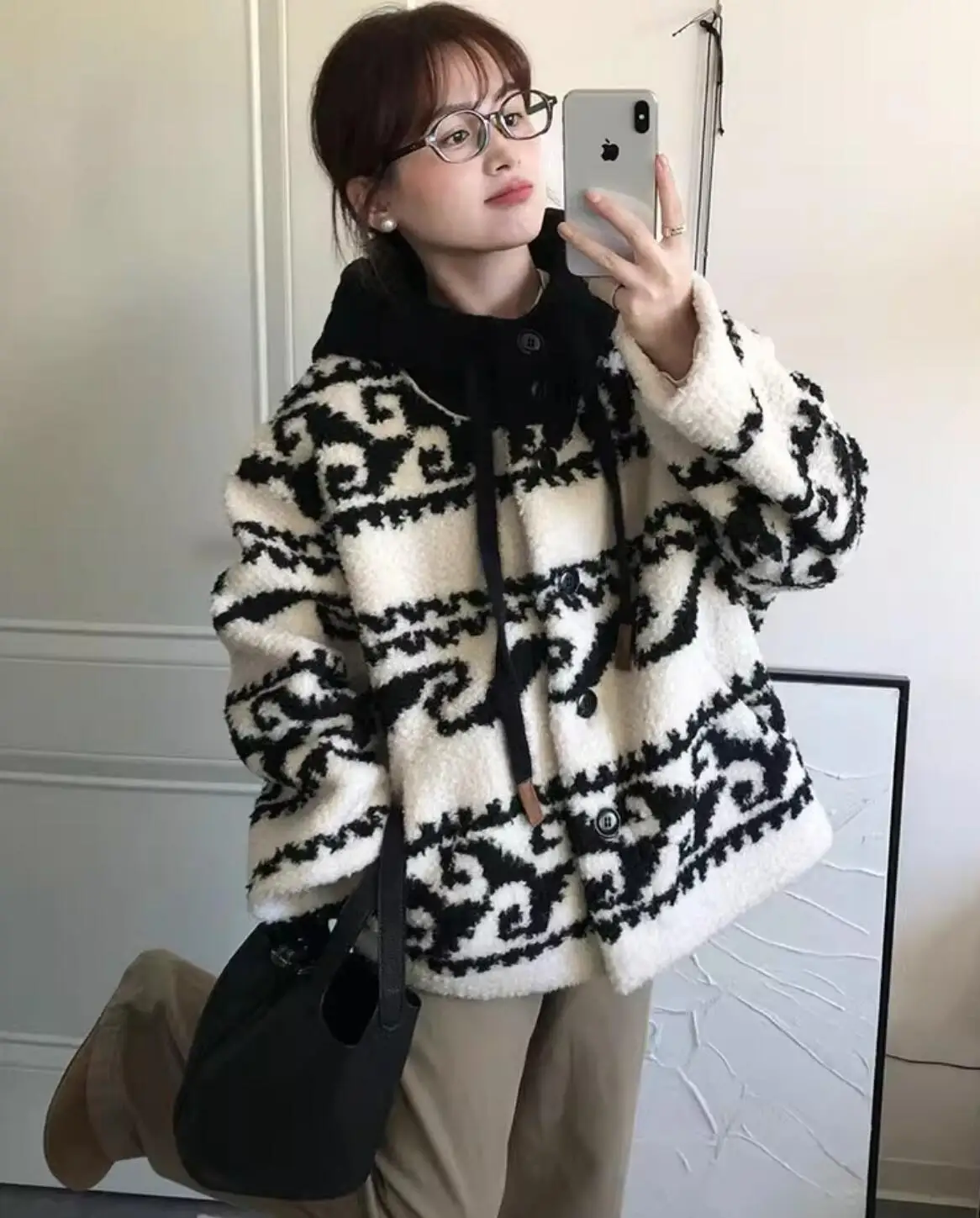 معطف شتوي 2022 باللون الأسود والأبيض على شكل طوطم مع قلنسوة من فرو الضأن الصناعي وأكمام طويلة للنساء أزرار مفتوحة ملابس خارجية أشعث فضفاضة