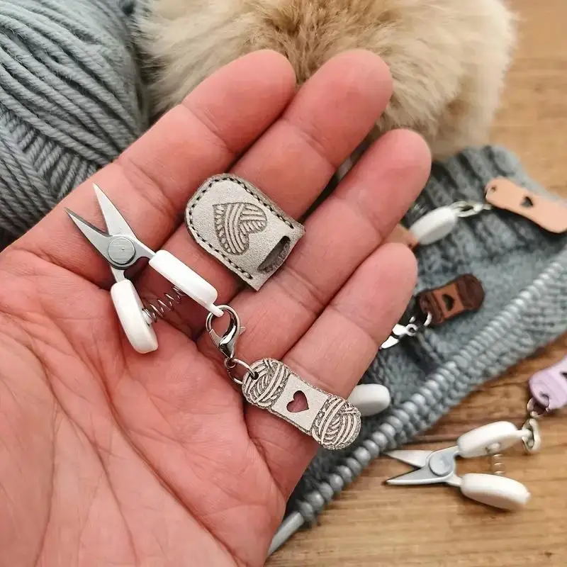 1 Uds. Tijeras de Metal de punta recta para costura y bordado, Mini tijeras de arte creativo con cubierta protectora, decoración DIY