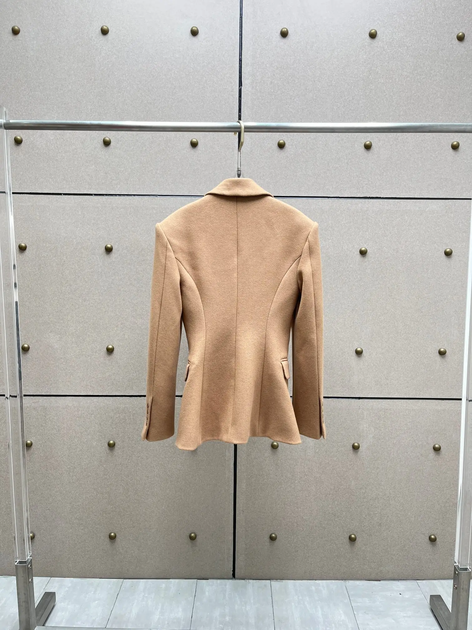 Elegante ed elegante blazer doppiopetto con spalle imbottite, una giacca da donna slim fit a vita alta realizzata in misto lana