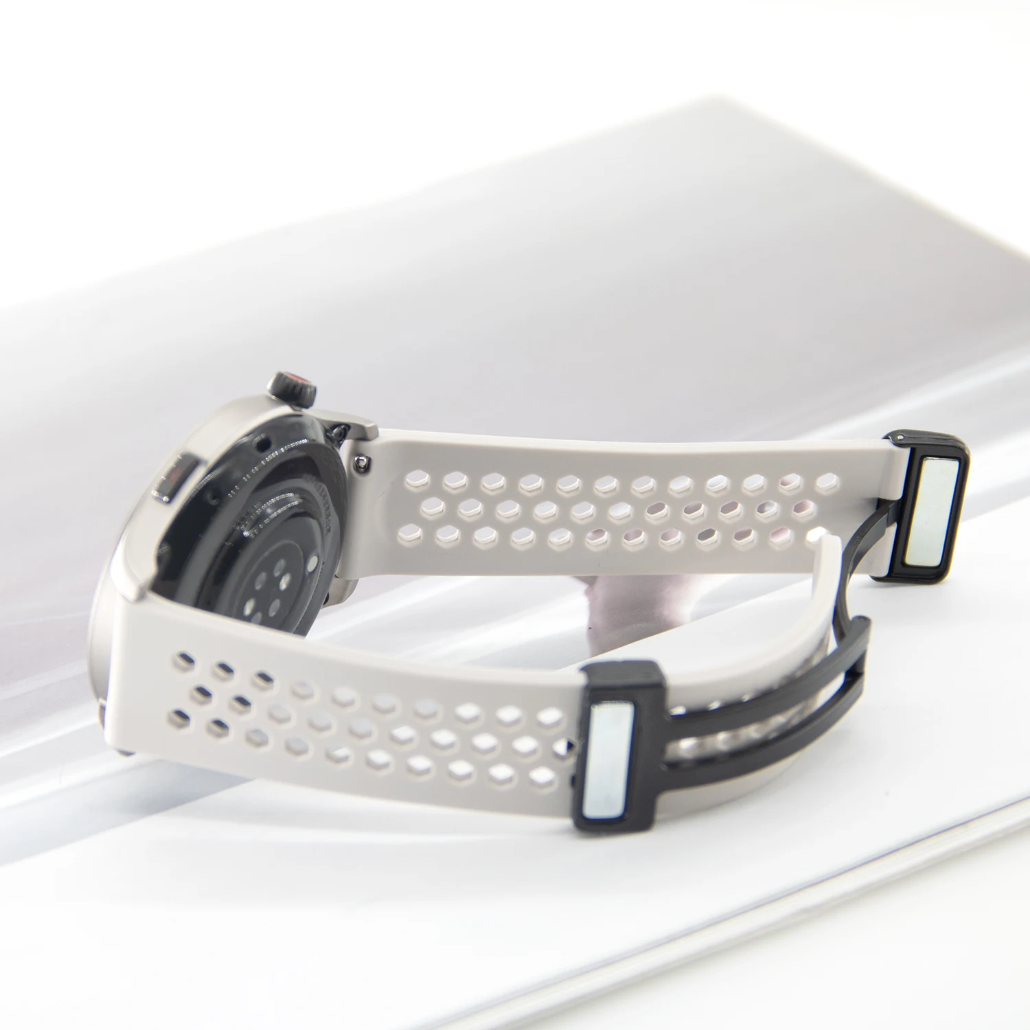 Bracelet de montre magnétique pliant en Silicone de 12mm, à dégagement rapide, respirant, trou d'air souple, boucle carrée, bracelet de montre intelligent pour hommes et femmes