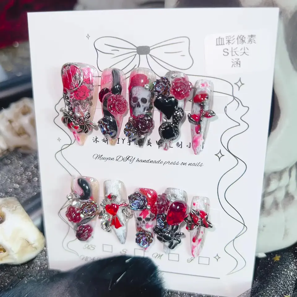 เล็บปลอมลายกอธิคพิมพ์ลายพิกเซล พร้อมลายแมงมุมโลหะ หัวกะโหลก กุหลาบ หลายขนาด สีแดงเลือด ดำ ลายหัวกะโหลก กุหลาบ แมงมุมโลหะ
