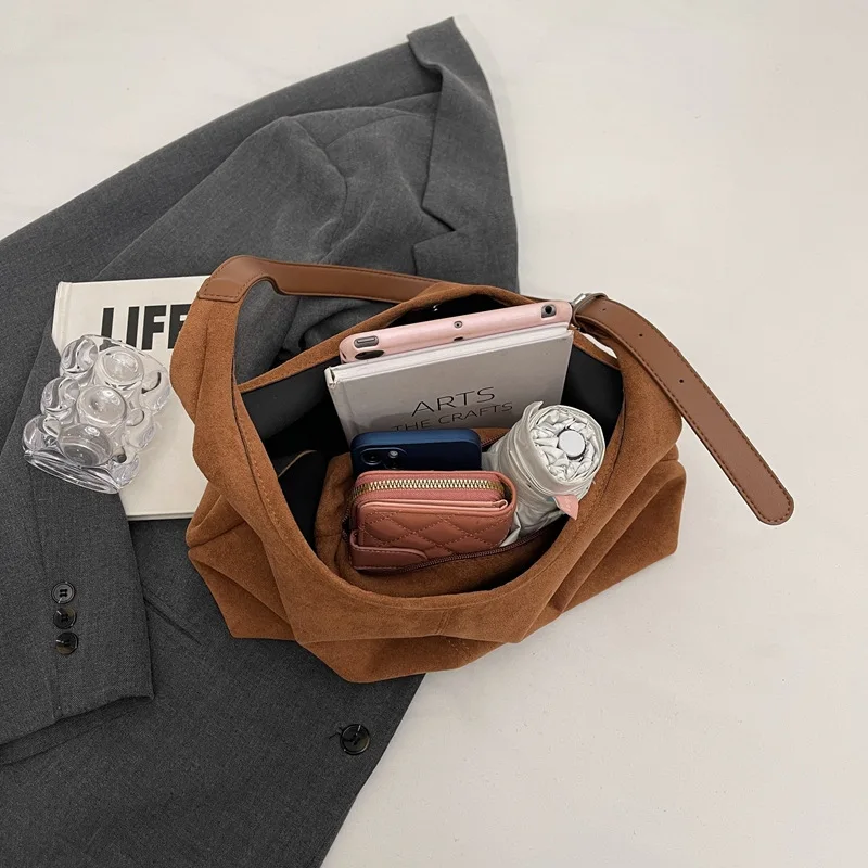 กระเป๋าทรงถังหนังกลับขนาดใหญ่สไตล์เรโทร ขายดีประจำฤดูกาล แฟชั่นใหม่สำหรับฤดูใบไม้ร่วงและฤดูหนาว กระเป๋าสะพายข้างเดียว ดีไซน์ทันสมัย...