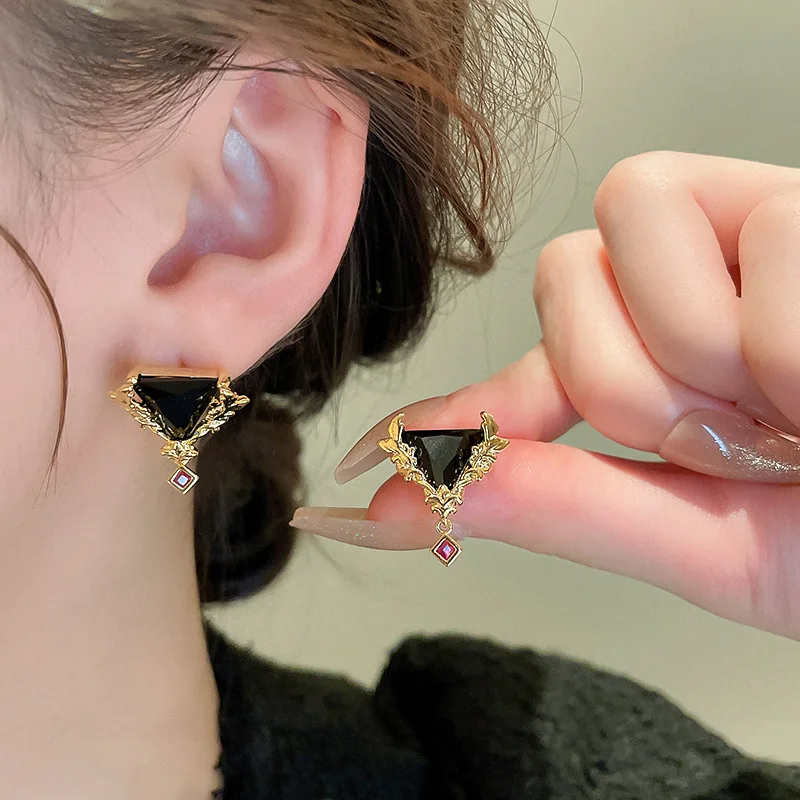 Retro niche zircon triangular silver needle stud earrings, fashionable French geometric temperament high-end earrings for women