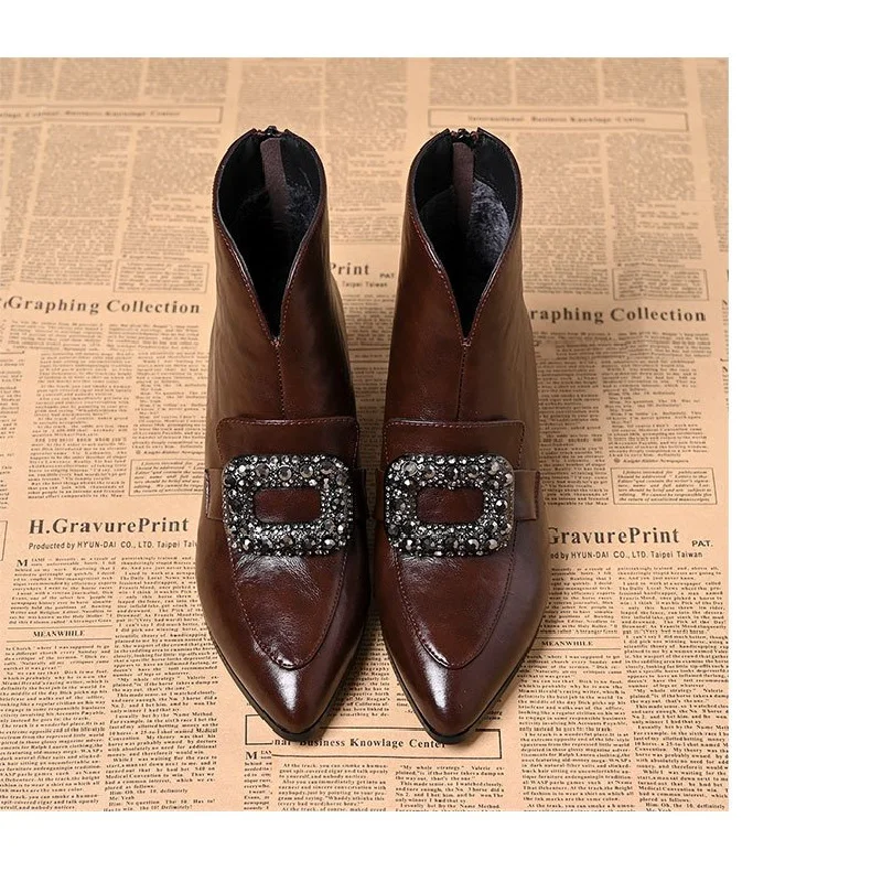 Bottes courtes à talons épais pour femmes, chaussures chics à bout pointu avec strass et boucle carrée, chaussures à talons hauts ajustées, nouvelle collection hiver