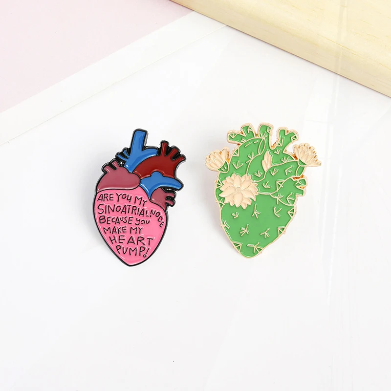 Broche de solapa con forma de corazón roto, accesorio de protección de arcoíris para mochila