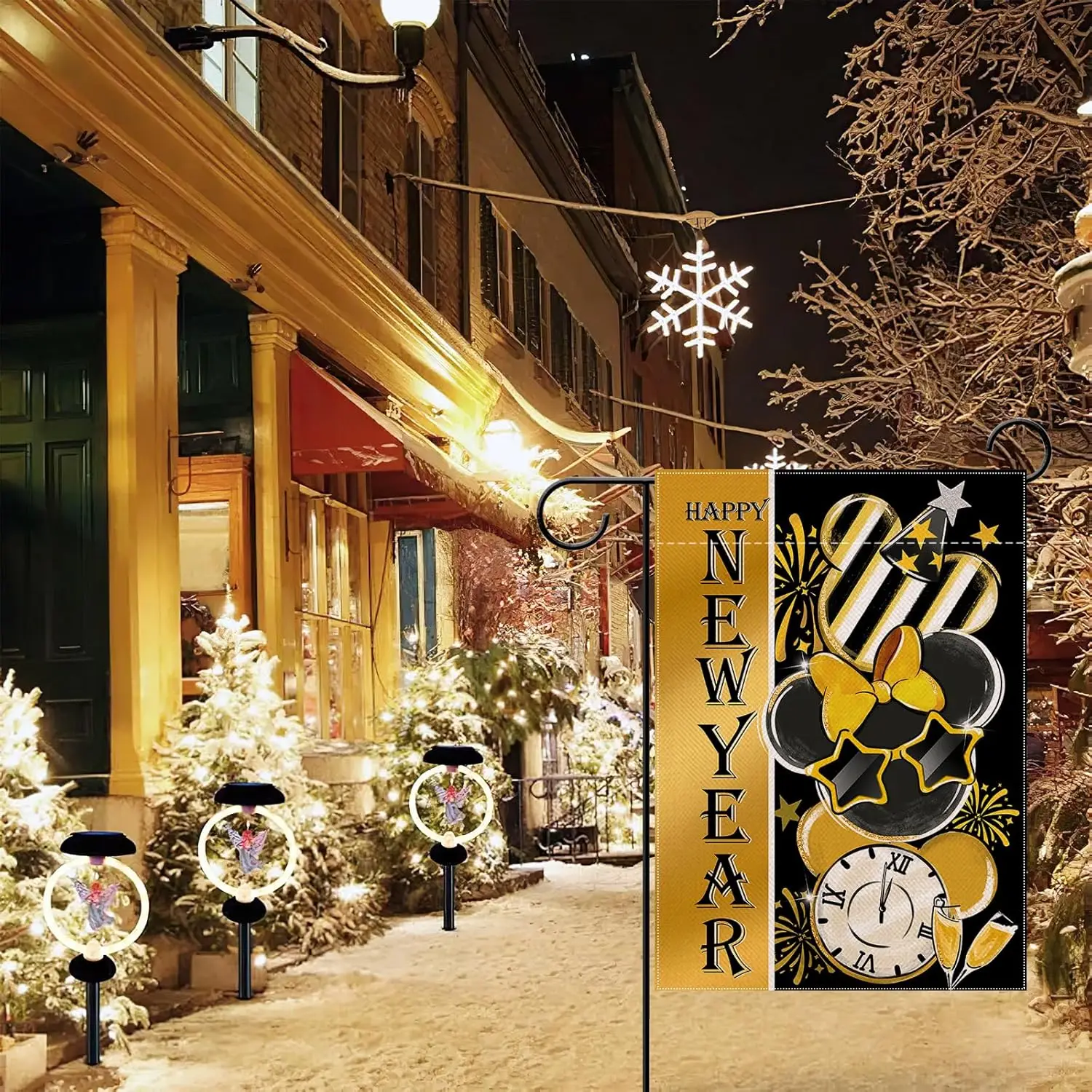 سنة جديدة سعيدة 2026 علم الحديقة المزخرف، ساعة ذهبية سوداء الشمبانيا الألعاب النارية ساحة الزينة الخارجية، عيد الميلاد الذهبي W IIE