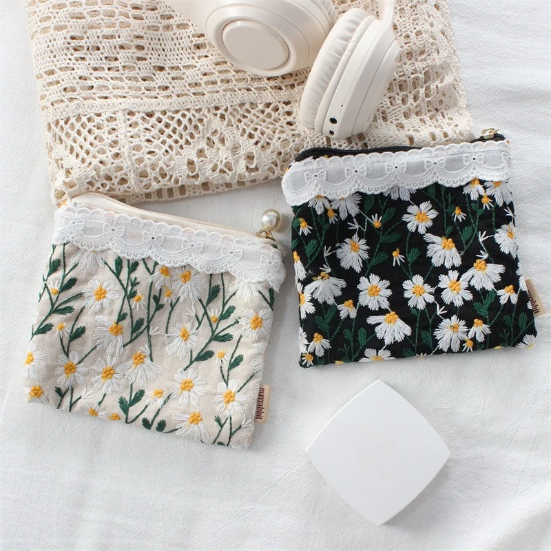 

Новая женская косметичка с вышивкой ромашки, милый кружевной чехол для монет, держатель для карт, губная помада, косметички, сумка для гигиенических салфеток, сумка