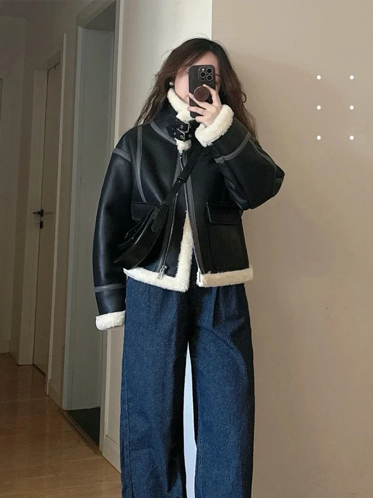 2025 الخريف الشتاء ركاب نمط المرأة السوداء بدوره إلى أسفل طوق سليم صالح صوف الضأن قصيرة تنوعا سترة جلدية عادية