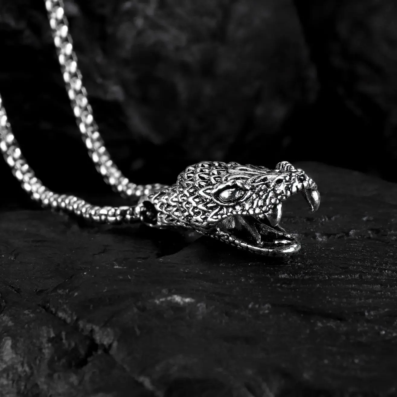 Stainless Steel Chain Retro Fashion Lifelike Large Snake Python Head Pendant Necklace Men and Women Boy Boyfriend Jewelry Gift