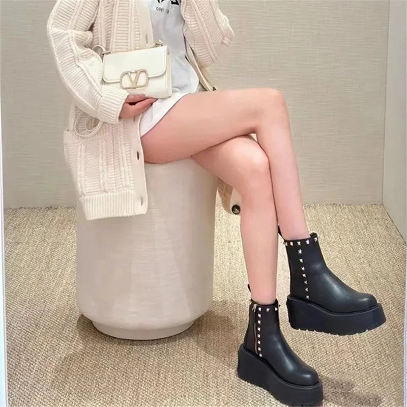 2024 Spring And Autumn New Fashion Leather Women\'s Chelsea Boots With Metal Rivet Decoration Thick Sole Sexy Charm Short Boots