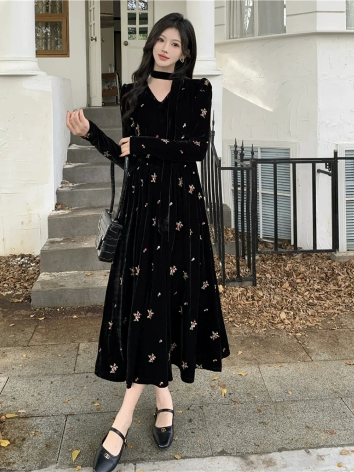 Large Women\'s French Vintage Elegant V-Neck Fragmented Flower Long Dress Female Slim Fit Black Velvet Embroidered Dresses