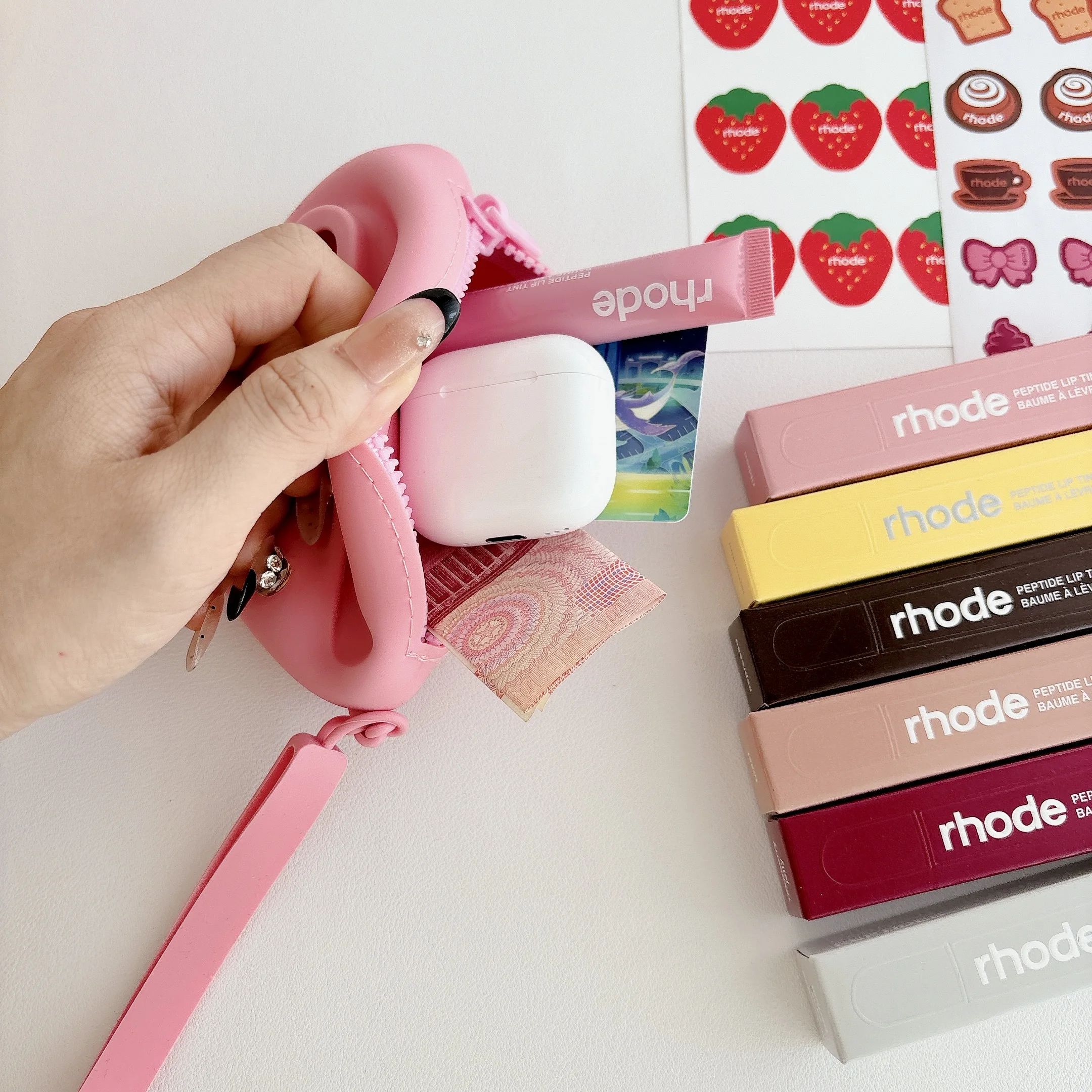 حافظة سماعة أذن من السيليكون الأصلي لأجهزة Airpods Pro3/Pro2، حقيبة صغيرة فاخرة مع حامل شفاه حصريًا للنساء، مع حزام معصم