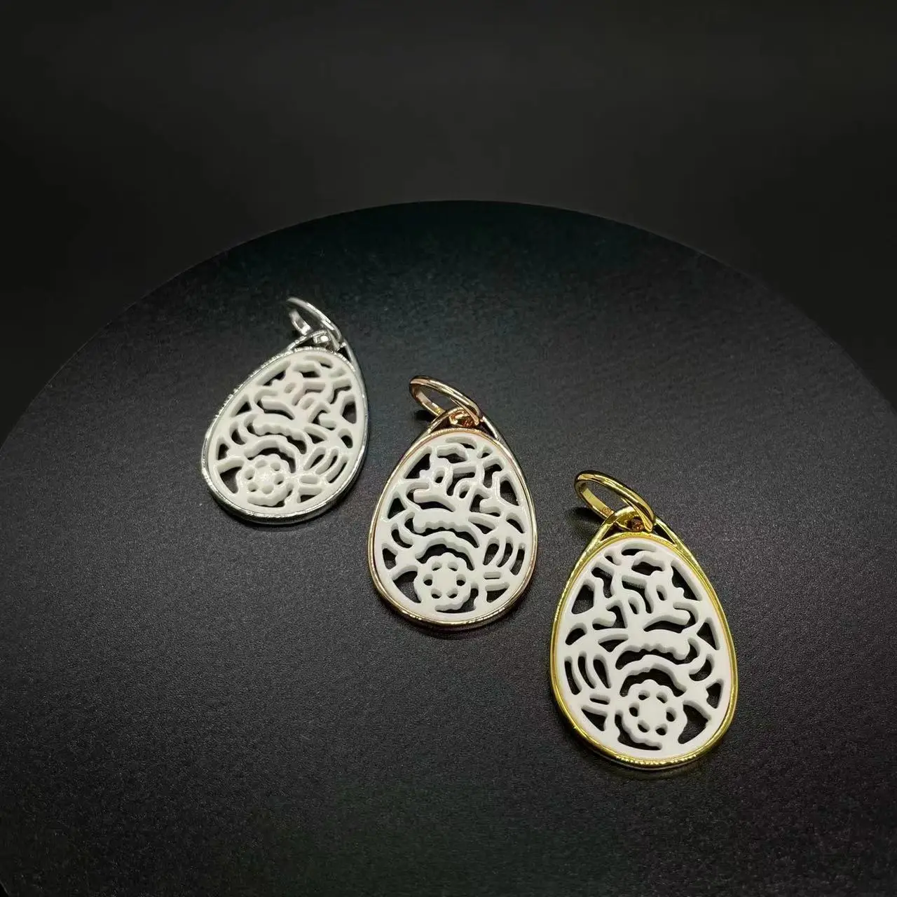 Classic  Jet Fossil Material Drop Shape Victorian Pendant Hand Carved Hollow Flower Pattern Gold Plated Fashion Jewelry