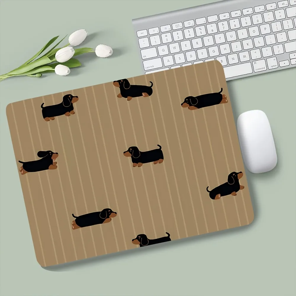 

Милый большой коврик для мыши с изображением таксы черно-коричневого цвета, удлиненный настольный коврик с бежевыми полосками в виде таксы