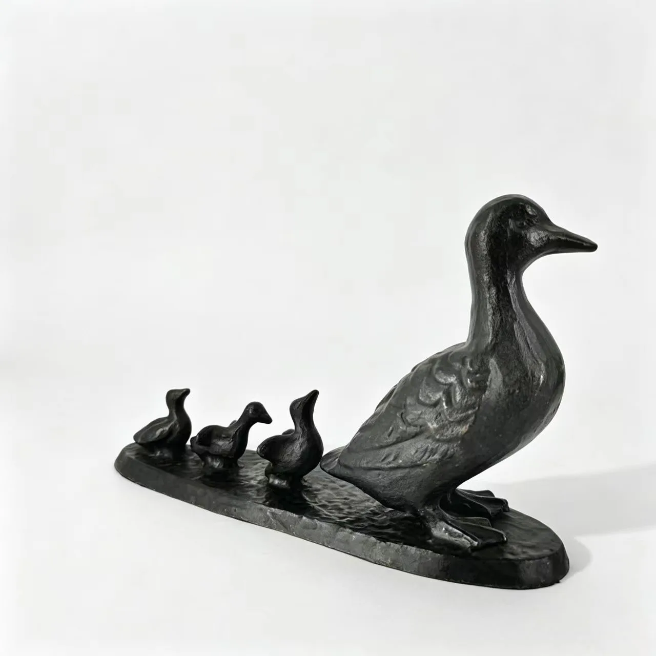 Cast Iron Mother Duck with Three Ducklings Sculptures Duck Family Portrait Warm Garden Water Scenery Home Decoration Items