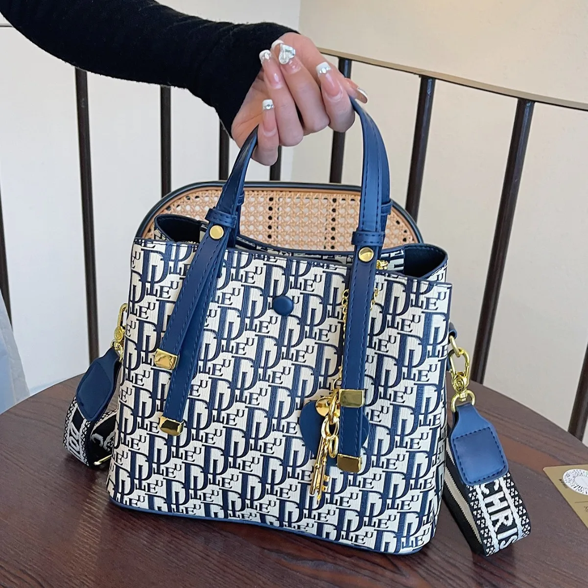 Monogramm-Beuteltasche für Damen, geräumige Canvas-Tragetasche mit verstellbarem Riemen, elegante Schulterhandtasche für den täglichen Gebrauch, Reisen, Strand