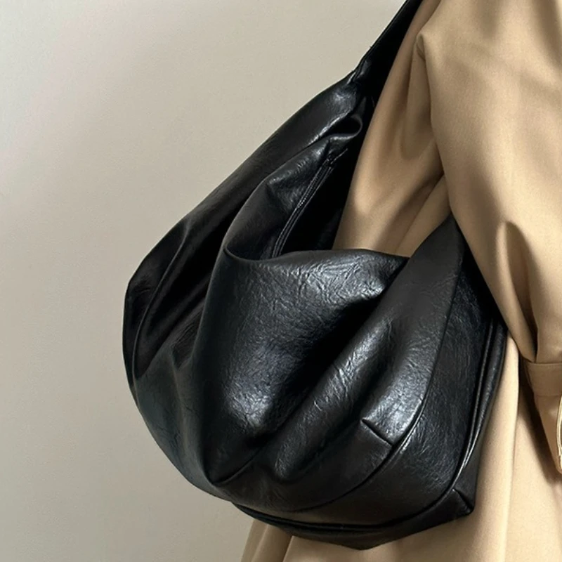 

Retro Large Capacity Soft Leather Black Dumpling Bag New Versatile High-end Casual Shoulder & Crossbody Tote for Women