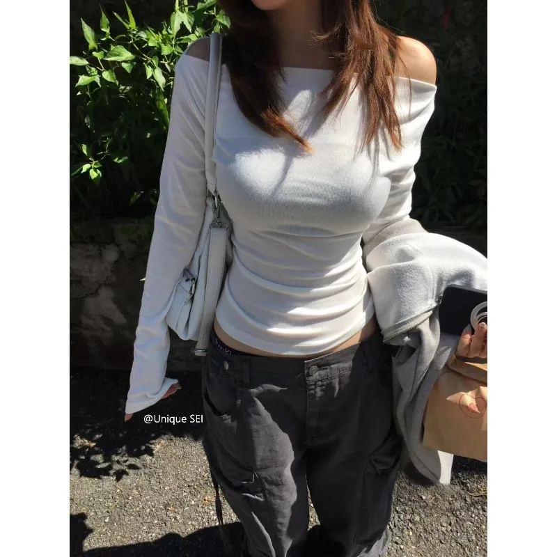 

Корейская тонкая сексуальная футболка с открытыми плечами и длинными рукавами, женская весна 2026, новая уличная одежда, однотонные повседневные топы с пуговицами сзади