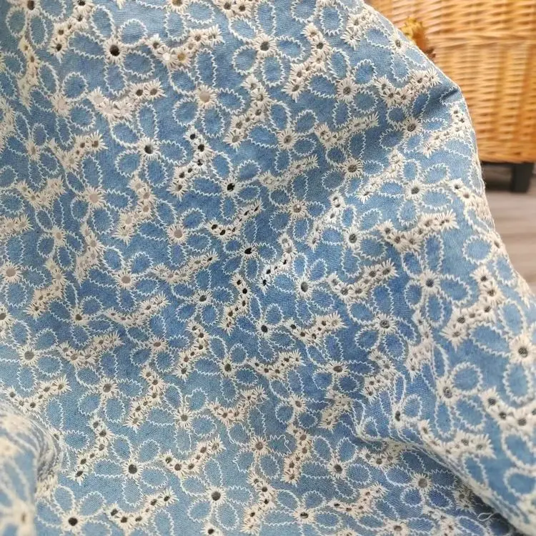 

Высококачественная джинсовая кружевная ткань из 100% хлопка с полой цветочной вышивкой, аксессуары для одежды «сделай сам», ширина 140 см на метр