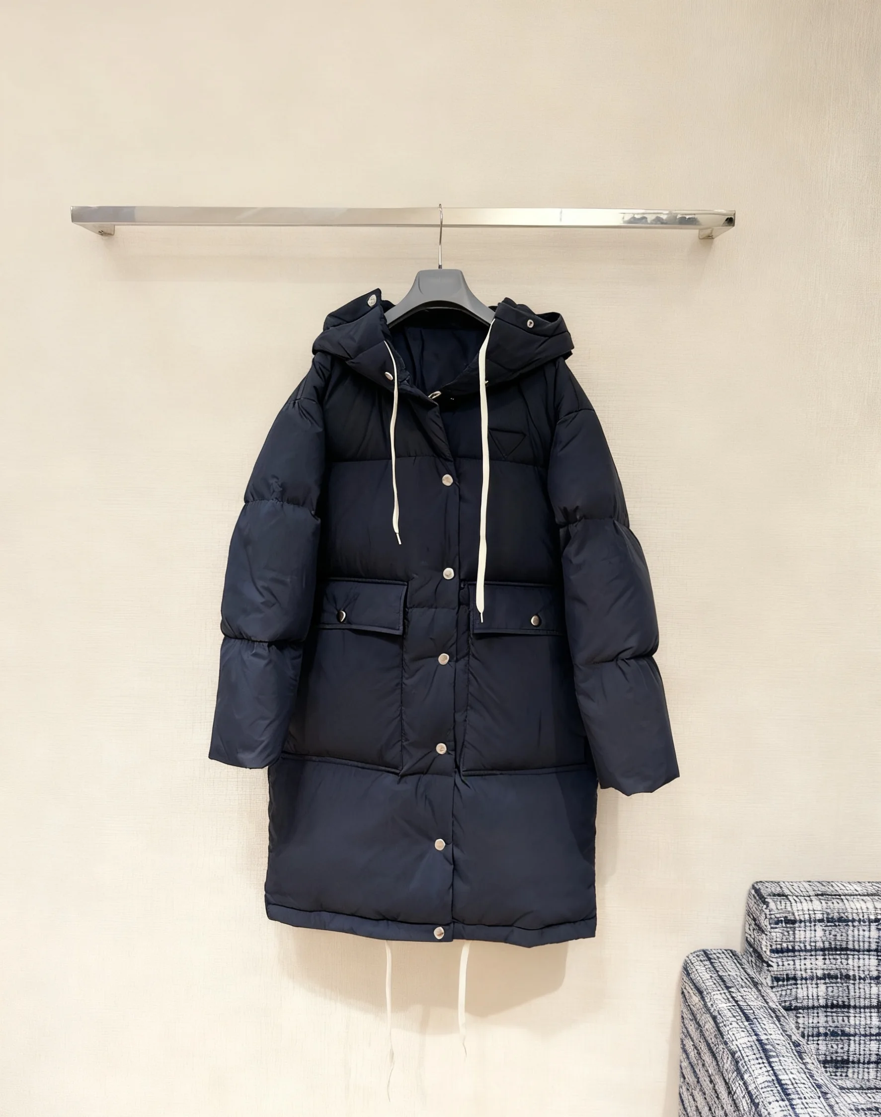 2025 الشتاء المرأة الأزرق الداكن سترة طويلة منفوخة مقنعين الرباط معطف دافئ ملابس خارجية عصرية غير رسمية