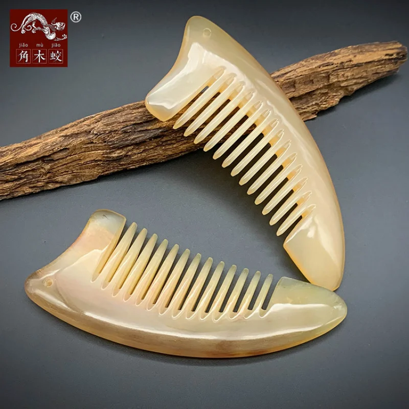 Horned pointed tail, thickened goat horn for massage and hair care, small comb with perforations