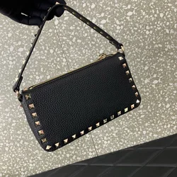 Borsa a tracolla Chic con chiusura a gancio iconico e accenti metallici. Doppia chiusura con gancio con cerniera tracolla rimovibile stile Versatile