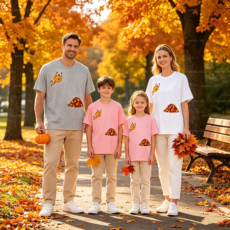 Lustiges T-Shirt mit Kürbis, der in Blätter springt, niedliches Herbstblätter-T-Shirt, Y2k-Humor, Halloween-Kostüm, Neuheitsgeschenk, Grafik-Spruch-T-Shirt – Detail 4