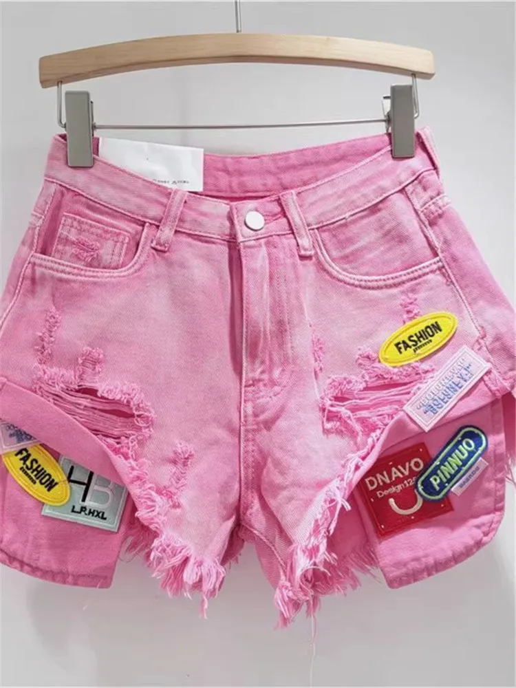 新しいトレンドのレディース スプライスドホール バーリーエッジ デニムショートパンツ 2026 夏 ファッション ハイウエスト Aライン ショートパンツ 女性用