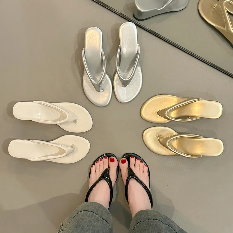 Kleine französische Plateau-Flip-Flops mit Absatz 2026 – Neue lässige Sommersandalen für Damen für draußen